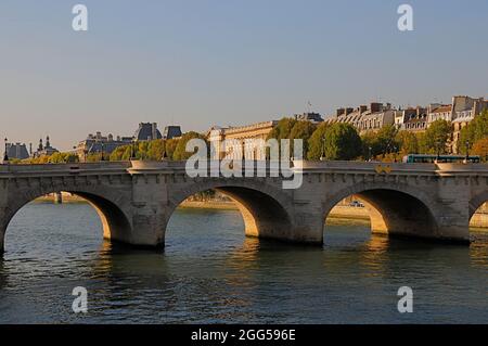 FRANCIA. PARIGI (75) 1E ARR. PONT NEUF. VISUALIZZA TOWRDS L'EST E IL LOUVRE Foto Stock