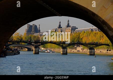 FRANCIA. PARIGI (75) PARIGI (75) 1E ARR. IL PONT DES ARTS E L'ARCO DEL PONT NEUF IN AUTUNNO Foto Stock