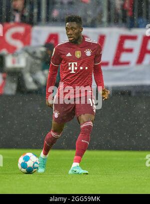 Alphonso DAVIES, FCB 19 nella partita FC BAYERN MUENCHEN - HERTHA BSC BERLIN 5-0 1.German Football League il 28 agosto 2021 a Monaco di Baviera, Germania. Stagione 2021/2022, giorno 3, 1.Bundesliga, FCB, München, 3.Spieltag. © Peter Schatz / Alamy Live News - LE NORMATIVE DFL VIETANO L'USO DI FOTOGRAFIE come SEQUENZE DI IMMAGINI e/o QUASI-VIDEO - Foto Stock