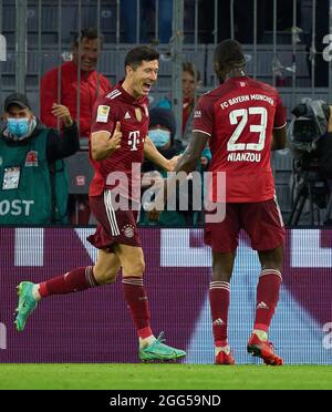 Robert LEWANDOWSKI, FCB 9 punteggi, spara gol , Tor, Treffer, Kopfballtor, Kopfballtreffer, 5-0, celebra il suo obiettivo, felice, Ridere, celebrazione, Tanguy Nianzou, FCB 23 nella partita FC BAYERN MUENCHEN - HERTHA BSC BERLIN 5-0 1.German Football League il 28 agosto 2021 a Monaco, Germania. Stagione 2021/2022, giorno 3, 1.Bundesliga, FCB, München, 3.Spieltag. © Peter Schatz / Alamy Live News - LE NORMATIVE DFL VIETANO L'USO DI FOTOGRAFIE come SEQUENZE DI IMMAGINI e/o QUASI-VIDEO - Foto Stock