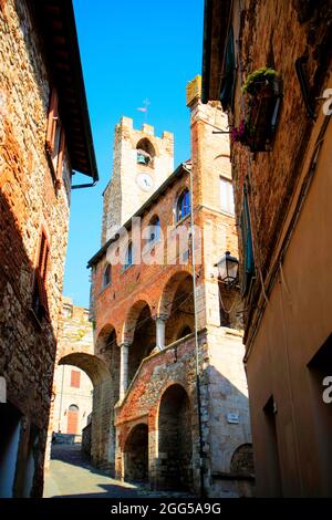 Vista sul palazzo comunale di Suvereto Toscana Foto Stock