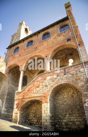 Vista sul palazzo comunale di Suvereto Toscana Foto Stock