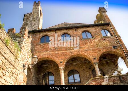 Vista sul palazzo comunale di Suvereto Toscana Foto Stock