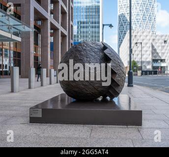 LO, REGNO UNITO - 10 ago 2021: The Sculpture Helisphere by Charles Hadcock in Heron Quays DLR Station in Canary Wharf, Londra, Regno Unito Foto Stock