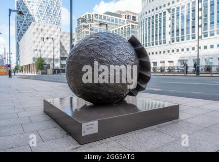 LO, REGNO UNITO - 10 ago 2021: The Sculpture Helisphere by Charles Hadcock in Heron Quays DLR Station in Canary Wharf, Londra, Regno Unito Foto Stock