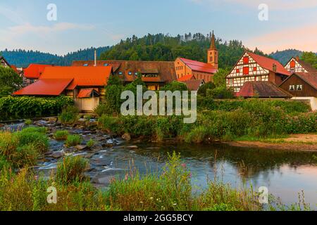 Un'alba estiva con le case a graticcio a Schiltach, una città nel distretto di Rottweil, nel Baden-Württemberg, in Germania. Si trova nella Foto Stock