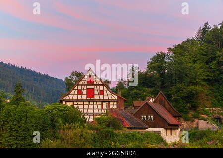 Un'alba estiva con le case a graticcio a Schiltach, una città nel distretto di Rottweil, nel Baden-Württemberg, in Germania. Si trova nella Foto Stock