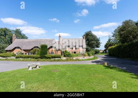 Centro del villaggio di Beauworth che mostra pittoreschi cottage di paglia, Alresford, Hampshire, Inghilterra, Regno Unito Foto Stock