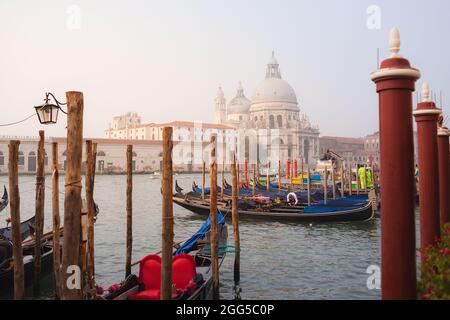 VENEZIA, ITALIA - 06 OTTOBRE 2017: Basilica di Santa Maria della Salute (Santa Maria della Salute) e Canal Grande con gondole al mattino presto Foto Stock