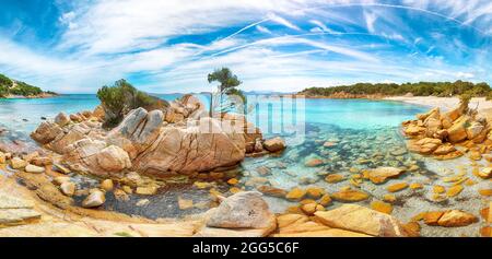 Vista panoramica sulla spiaggia di Capriccioli in Costa Smeralda. Meta turistica popolare del Mar Mediterraneo. Ubicazione: Arzachena, Provincia di Sassari, SAR Foto Stock