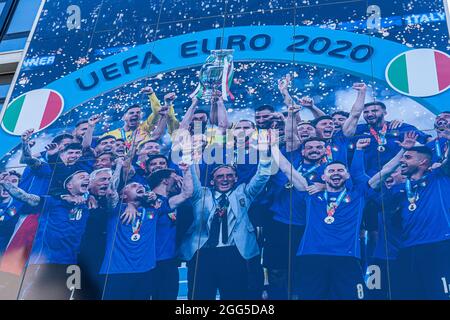 ROMA ITALIA, REGNO UNITO. 29 agosto 2021. La sede della federazione italiana FIGC è decorata con un murale che celebra il trionfo della nazionale italiana alla UEFA euro 2020 con Roberto Mancini e la vittoriosa squadra italiana raffigurata sollevando il trofeo del Campionato europeo Henri Delaunay dopo aver sconfitto l'Inghilterra in una punizione al Wembley Stadium del 11 Luglio 2021. Credit: amer Ghazzal/Alamy Live News Foto Stock