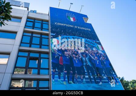 ROMA ITALIA, REGNO UNITO. 29 agosto 2021. La sede della federazione italiana FIGC è decorata con un murale che celebra il trionfo della nazionale italiana alla UEFA euro 2020 con Roberto Mancini e la vittoriosa squadra italiana raffigurata sollevando il trofeo del Campionato europeo Henri Delaunay dopo aver sconfitto l'Inghilterra in una punizione al Wembley Stadium del 11 Luglio 2021. Credit: amer Ghazzal/Alamy Live News Foto Stock