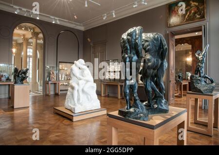 FRANCIA. PARIGI (7° DISTRETTO). MUSEO RODIN. HALL 'PORTE DELL'INFERNO'. AL CENTRO: 'IL BACIO' Foto Stock