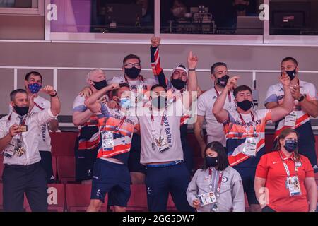 TOKYO, GIAPPONE. 29 agosto 2021. La squadra BG festeggia dopo che Christopher Skelley di Gran Bretagna ha vinto la medaglia d'oro per il Concorso maschile di Classe B2 da 100 kg Chris durante la competizione Judo dei giochi Paralimpici di Tokyo 2020 a Nippon Budokan domenica 29 agosto 2021 a TOKYO, GIAPPONE. Credit: Taka G Wu/Alamy Live News Foto Stock