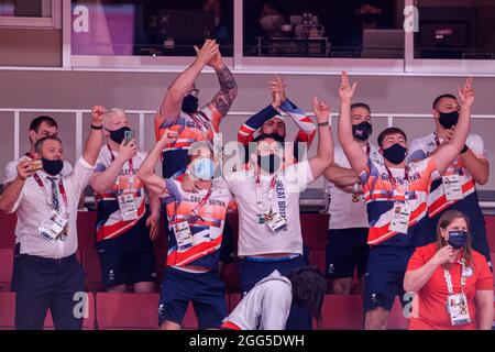 TOKYO, GIAPPONE. 29 agosto 2021. La squadra BG festeggia dopo che Christopher Skelley di Gran Bretagna ha vinto la medaglia d'oro per il Concorso maschile di Classe B2 da 100 kg Chris durante la competizione Judo dei giochi Paralimpici di Tokyo 2020 a Nippon Budokan domenica 29 agosto 2021 a TOKYO, GIAPPONE. Credit: Taka G Wu/Alamy Live News Foto Stock