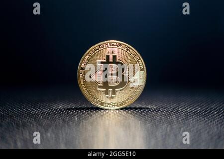 Bitcoin cripto valuta tenuta. Moneta d'oro con simbolo BTC. Tecnologia Blockchain. Bitcoin aumento di prezzo o crash. Investire in risorse virtuali. Foto Stock