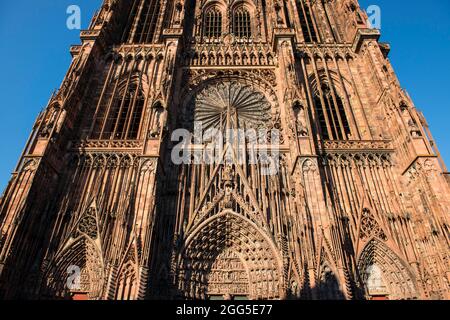 FRANCIA. BAS-RHIN (67). STRASBURGO. CATTEDRALE DI NOTRE-DAME. FACCIATA OVEST Foto Stock