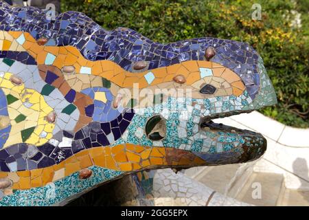 Il salamander a mosaico multicolore di Gaudí, conosciuto popolarmente come 'el drac' (il drago), all'ingresso principale, Barcellona, Spagna Foto Stock