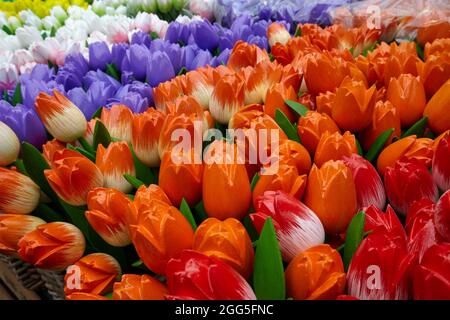 Fiori in legno al Bloemenmarkt il mercato dei fiori di Amsterdam, Paesi Bassi Foto Stock