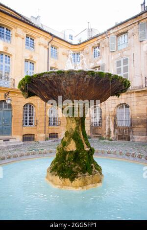 Fontana in Place d'Albertas nel centro storico di Aix-en-Provence, Francia Foto Stock