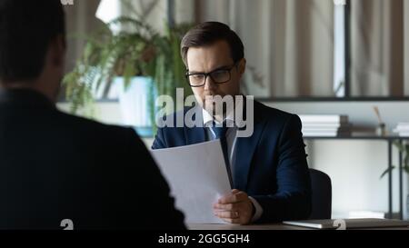 Responsabile attento e serio di ora in occhiali lettura candidato riprendere Foto Stock