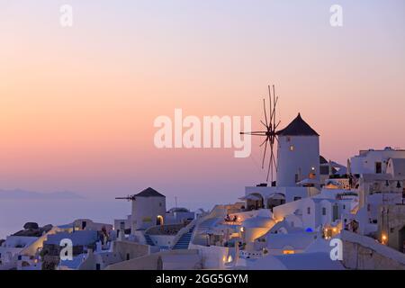Tramonto a Oia, la piccola città sull isola di Santorini, Grecia Foto Stock