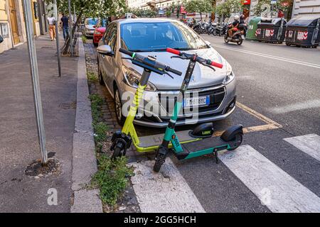 ROMA ITALIA REGNO UNITO. 29 agosto 2021. Gli scooter elettrici sono erroneamente parcheggiati su un passaggio pedonale di fronte a un'auto a Roma. Gli scooter elettrici sono diventati popolari nella capitale romana e vengono utilizzati regolarmente come mezzi di trasporto per la mobilità. Credit amer Ghazzal/Alamy Live News Foto Stock