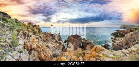 Vista panoramica dell'alba sul faro di Capo ferro. Popolare destinazione di viaggio del Mediterraneo. Ubicazione: Porto Cervo, Provincia di Sassari, sar Foto Stock