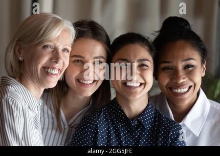 Testa ritratto sorridente diverse donne d'affari colleghi mostrando unità Foto Stock