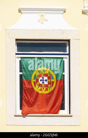 Bella bandiera del portogallo appesa su una finestra di una casa a Lagos, Algarve, Potzugal Foto Stock