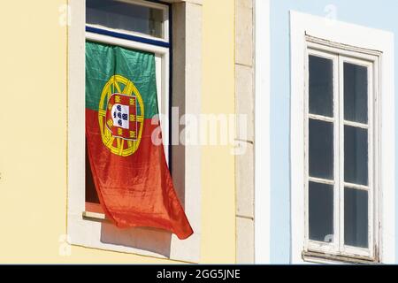 Bella bandiera del portogallo appesa su una finestra di una casa a Lagos, Algarve, Potzugal Foto Stock