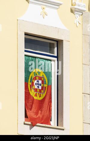 Bella bandiera del portogallo appesa su una finestra di una casa a Lagos, Algarve, Potzugal Foto Stock