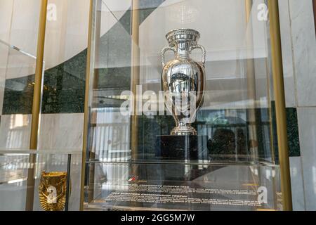 ROMA ITALIA REGNO UNITO. 29 agosto 2021. Il trofeo Henri Delaunay vinse nel 1968 in un armadio trofeo presso la sede della federazione calcistica italiana (FIGC) in via Gregorio Allegri a Roma. Un trofeo replica è stato fatto per celebrare il trionfo alla UEFA euro 2020 dalla squadra italiana vincitrice del trofeo europeo al Wembley Stadium contro l'Inghilterra il 11 luglio 2021.Credit amer Ghazzal/Alamy Live News Foto Stock