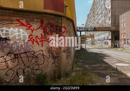 LONDRA, REGNO UNITO - Lug 06, 2013: The Heygate Estate, UNA grande proprietà immobiliare a Walworth, Southwark, South London Foto Stock