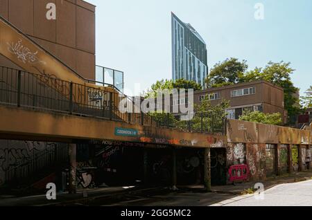 LONDRA, REGNO UNITO - Lug 06, 2013: The Heygate Estate, UNA grande proprietà immobiliare a Walworth, Southwark, South London Foto Stock