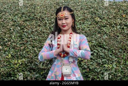 Sunbury-on-Thames, Surrey 29 Agosto 2021 una ragazza nepalese con abiti tradizionali dall'est del Nepal alla mela nepalese a Kempton Park Paul Quezada-Neiman/Alamy Live News Foto Stock