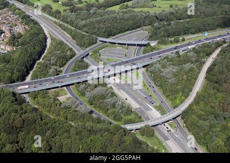Vista aerea della struttura A580 Wardley Park & Ride allo svincolo 14 dell'autostrada M60 dove incontra la strada A580 a Wardley, Swinton, Manchester Foto Stock