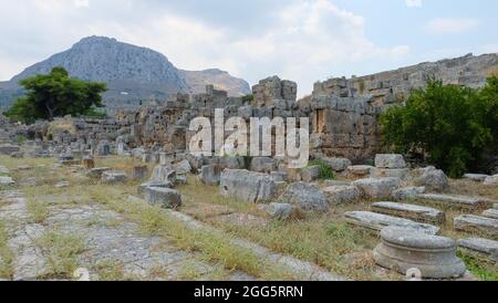 Lechaion Way è la strada romana che collegava il porto di Lechaion con l'antica Corinto, Grecia Foto Stock