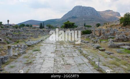 Lechaion Way è la strada romana che collegava il porto di Lechaion con l'antica Corinto, Grecia Foto Stock