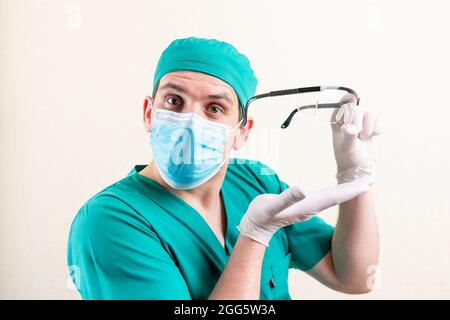 Medico con occhiali in mano Foto Stock