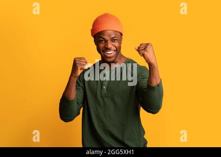 Pronti a combattere. Allegro ragazzo afroamericano che stringe Fists e guarda Camera Foto Stock
