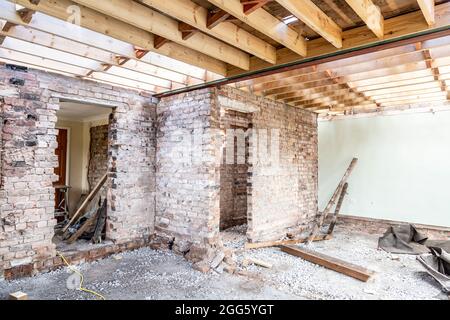 Ristrutturazione di una vecchia casa in mattoni, pareti in mattoni e telaio pavimento in legno Foto Stock