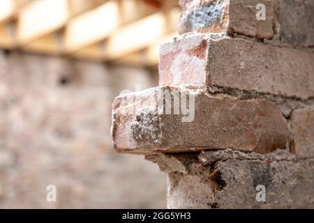 Parzialmente rimosso muro di mattoni in un rinnovo di una vecchia casa di mattoni Foto Stock