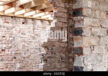 Parzialmente rimosso muro di mattoni in un rinnovo di una vecchia casa di mattoni Foto Stock