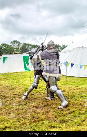 8 agosto 2021 - Cavalieri in armatura mediavale al festival medievale Loxwood Joust, West Sussex, Inghilterra, Regno Unito Foto Stock