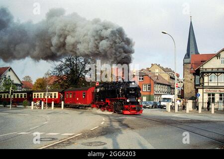 Un treno a vapore Harz che attraversa la strada a Wernigerode Foto Stock