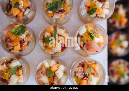 Deliziosi antipasti e cibo a una festa Foto Stock