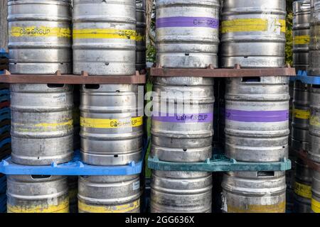 Birra di alluminio, botti di birra e sidro impilate fuori da un pub, Scozia Foto Stock