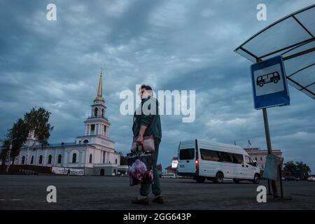 VOTKINSK, RUSSIA - AGOSTO 26 2021: Una donna si trova nella Cattedrale dell'Annunciazione del Santissimo Teotokos. Foto Stock