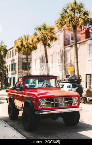 Un 1974 Ford Bronco visto su state Street a Charleston, Carolina del Sud. Foto Stock